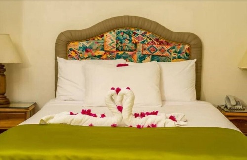 Runaway Bay Resort | Deluxe Double Room, 1 King Bed, Garden View