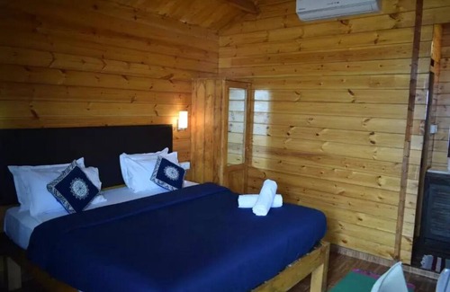 Agonda House | Deluxe Double Room with Balcony and Sea View