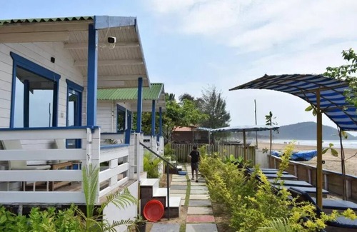 Agonda House | Deluxe Double Room with Balcony and Sea View