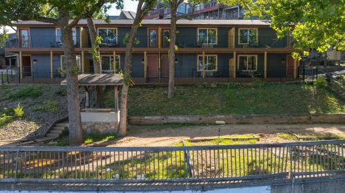 Osage Beach Apartment | Deluxe Double Suite - Lake Front