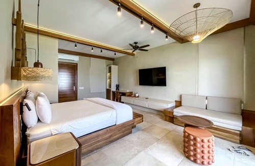 Pristine Bay Hotel | Deluxe Room at Las Verandas (2)