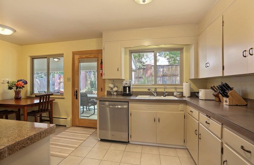 Belcaro House | !DENVER'S BEST ADDRESS! QUIET & CLEAN. WALK TO DINING, CHERRY CK & WASHINGTON PK