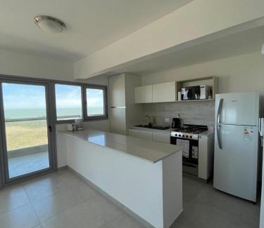 Partido de Monte Hermoso Apartment | Departamento de lujo frente al mar con vista panorámica, pileta y cochera privada