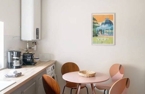 Champ-Capelet Apartment | Design apartment, 5' center, free pkg