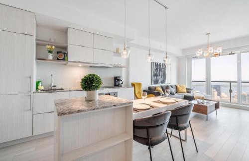 Downtown Toronto Apartment | Designer 1BR Suite with CN Tower, Skyline view