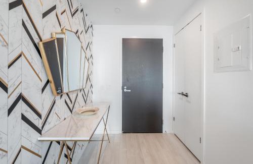 Downtown Toronto Apartment | Designer 1BR Suite with CN Tower, Skyline view