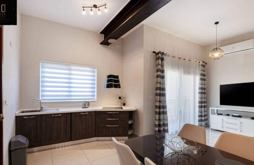 Ta' Giorni Apartment | Designer APT with comfy SOFA, LARGE TV, 2 KING BDS