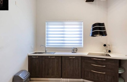 Ta' Giorni Apartment | Designer APT with comfy SOFA, LARGE TV, 2 KING BDS