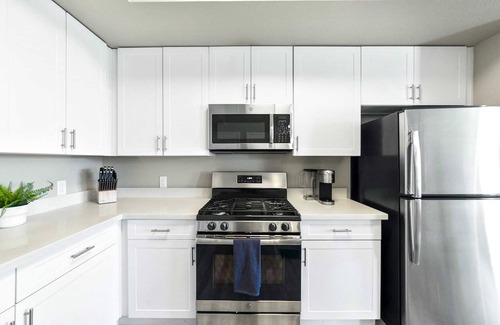 Sparks Apartment | Designer Apt. with Jacuzzi, Pool & Mountain Views