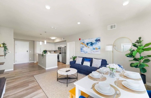 Sparks Apartment | Designer Apt. with Jacuzzi, Pool & Mountain Views