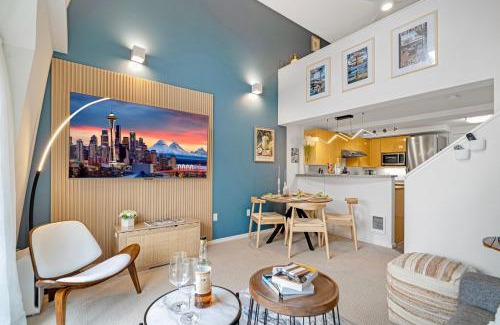 Belltown Apartment | Designer Penthouse Space Needle View & Walk to Everything