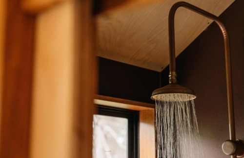 Pipers Creek House | Designer Private Off Grid Cabin with Lake Access - Esti