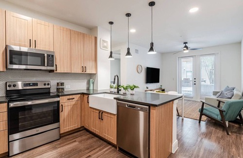 Hancock Apartment | Designer Space near UT 2 King Bed Pool Gym EV WD