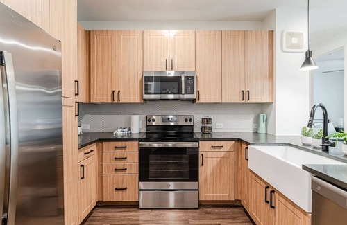 Hancock Apartment | Designer Space near UT 2 King Bed Pool Gym EV WD