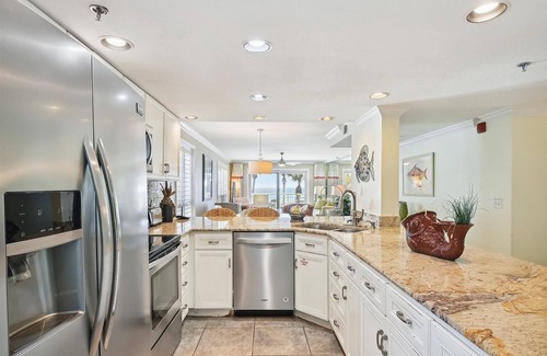 Destin Condo | Destin Towers 21 2 Bedroom Condo by RedAwning