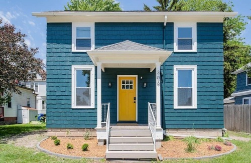 Appleton House | -Destination Downtown - 2 bed, 1 bath