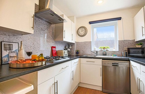 Bletchley House | Detached House - Free Parking, Fast Wifi & SmartTV