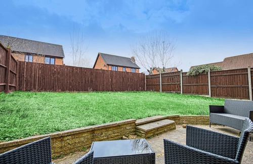 Bletchley House | Detached House - Free Parking, Fast Wifi & SmartTV