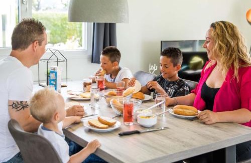 Berkhout Ski Chalet | Detached light chalet with dishwasher not far from Hoorn