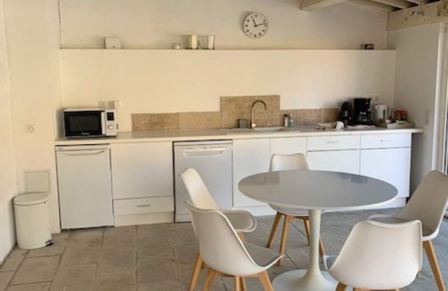 Meynes Bed & Breakfast | Detached outbuilding 30m2 + kitchen 25m2 + lounge area