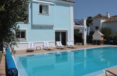 Castillo de Sabinillas Villa | Detached Villa 4 bed Duquesa with Private infinity pool close to port and beach