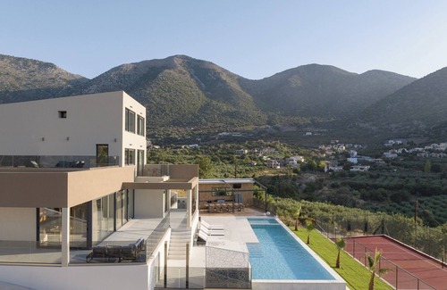 Bali Villa | Dias Villa, Tennis, 2Pools, Walk to Beach & Shops