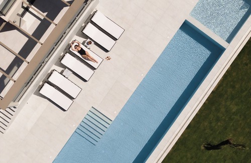 Bali Villa | Dias Villa, Tennis, 2Pools, Walk to Beach & Shops