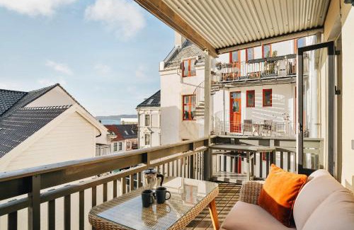 Bergenhus Apartment | DINBNB Apartments l Balcony & Sea Views l 800 m to Bryggen