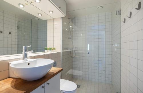 Oslo City Centre Apartment | DINBNB Apartments l Tollbugata Retreat l Rooftop l Smart-TV l 6 Guests