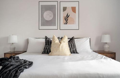 Drumheller House | Dino Roar I Sleeps 12 I New