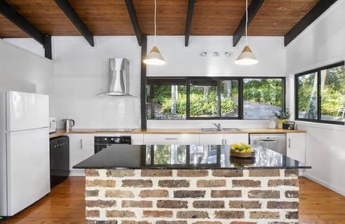 Copacabana House | Direct lake access and close to beach