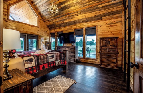 Broken Bow Cabin | Discover the Beauty of Crystal Lake Ranch Mansion in Broken BowEscape to your own private retreat. The Mansion at Crystal Lake Ranch is a 6,000 sq ft luxury lodge nestled on a secluded 6-acre estate with a private pond, horse pasture views