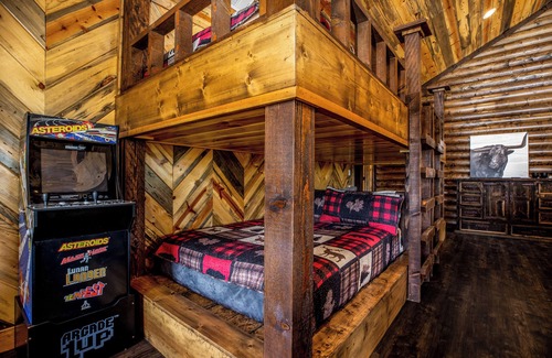 Broken Bow Cabin | Discover the Beauty of Crystal Lake Ranch Mansion in Broken BowEscape to your own private retreat. The Mansion at Crystal Lake Ranch is a 6,000 sq ft luxury lodge nestled on a secluded 6-acre estate with a private pond, horse pasture views