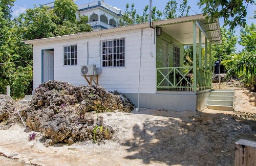 Negril Cottage | Discover Your Perfect Getaway in Negril-Fast WiFi -Short Stroll to 7-Mile Beach