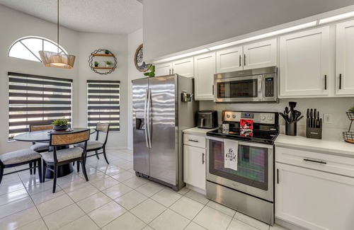 Buena Ventura Lakes House | Disney Getaway w/Private Hot Tub 14 Mi to Parks