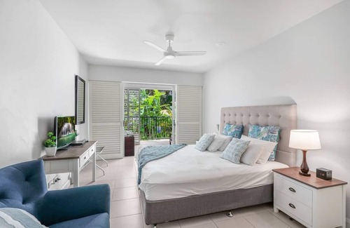 Palm Cove Resort | Dive Straight in from this Breezy Poolside Oasis