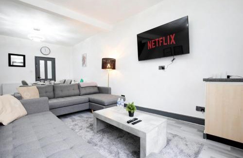 Horwich House | Dixon House, Sleeps 6, Free Parking, Long or Short Stays - by NMB Property