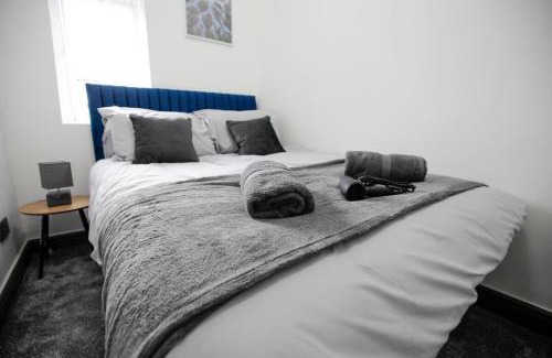 Horwich House | Dixon House, Sleeps 6, Free Parking, Long or Short Stays - by NMB Property