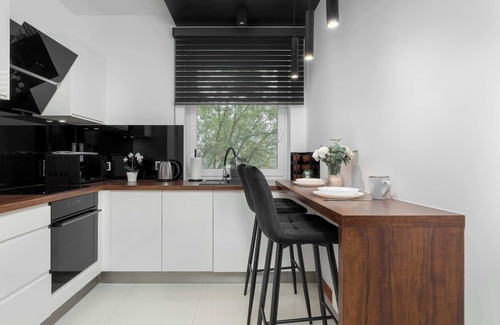 Krakow Apartment | Dobrego Pasterza 118C Kraków | Modern Apartment with Desk and Balcony