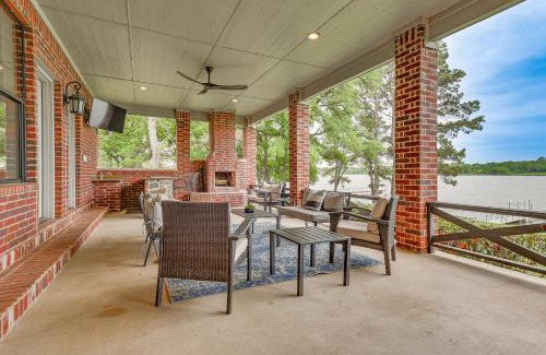 Alvarado House | Dock and Game Room Alvarado Lake Getaway!