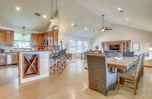 Alvarado House | Dock and Game Room Alvarado Lake Getaway!