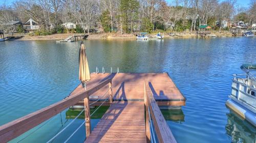Westport House | Dock Days by AvantStay Swimming Platform Dock