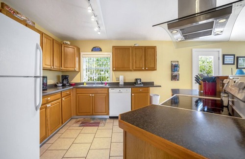 Cedar Key Cabin | Dock * Water View * Screened Deck * 2 Kitchens * Fishing Deck