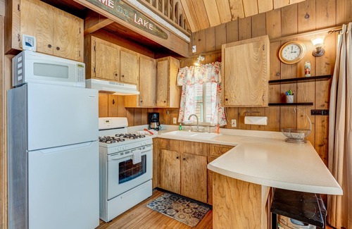 Sierra Tract Cabin | Dog-friendly 2-story cabin with loft, fireplace, board games, & wooded views