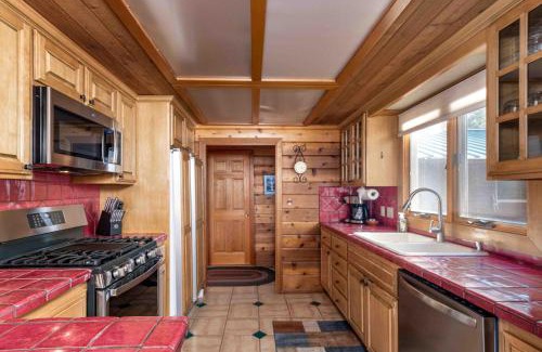 Sunriver House | Dog Friendly, across from tubing/SHARC, Nectar bed