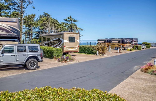 Agate Beach RV Rental | Dog Friendly, Available with 50AMP, 30AMP, Water and Sewer hook up's, WiFi
