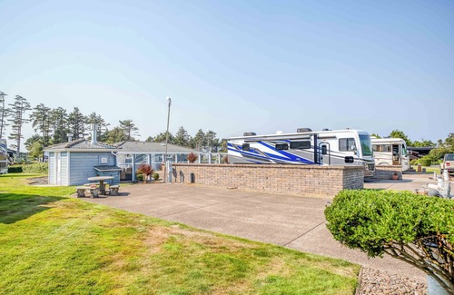 Agate Beach RV Rental | Dog Friendly, Available with 50AMP, 30AMP, Water and Sewer hook up's, WiFi