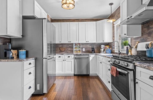 Coeur d'Alene House | Dog-Friendly-Blue Door Breeze in Midtown Coeur d'Alene near Shops and Restaurants!