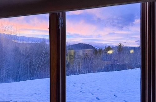 Jackson Condo | Dog-friendly condo near skiing with amazing Mt.Washington views, fireplace & W/D
