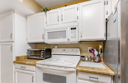 Dobson Ranch Condo | Dog-friendly condo with enclosed patio, pool, hot tub, & W/D - snowbirds OK